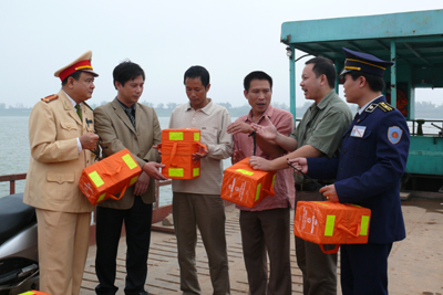 Báo Bạn đường và Công ty cổ phần phát triển Đại Dương Trao tặng tỉnh Hưng Yên dụng cụ nổi cứu sinh cá nhân cho các bến khách ngang sông
